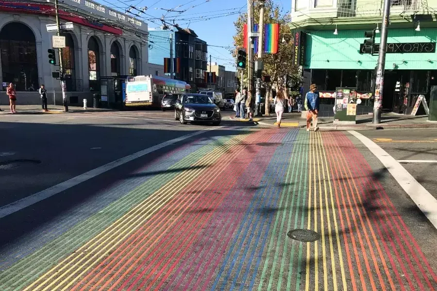 Les passages pour piétons arc-en-ciel distinctifs de Castro.