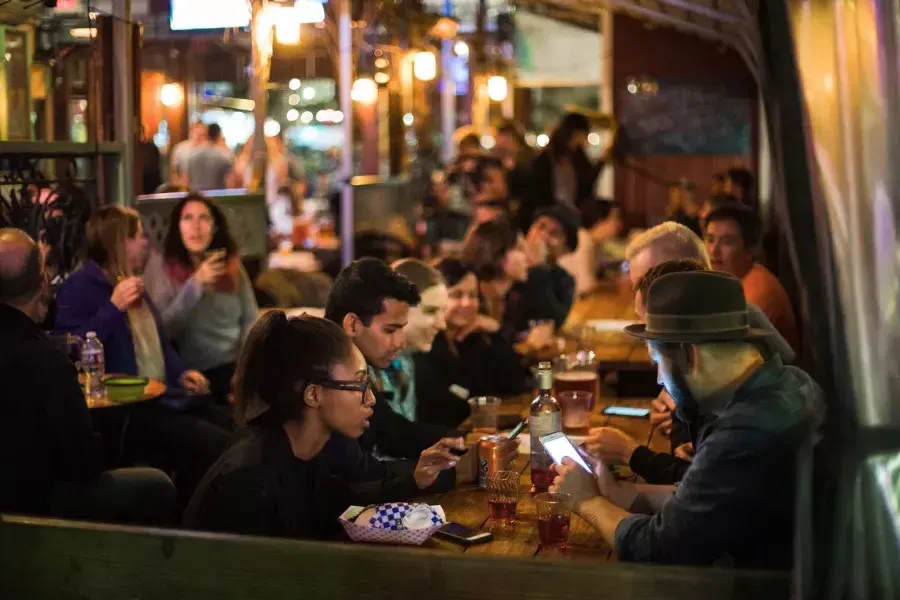 Persone che mangiano in una sala da pranzo affollata a SoMa . San Francisco, California.