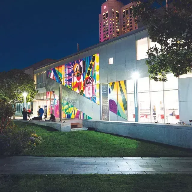 Esterno del Yerba Buena Center for the Arts di notte.